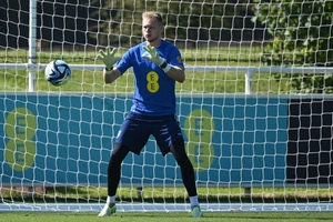 VIDEO: Ramsdale phô diễn kĩ thuật đỉnh cao trên sân tập ĐT Anh 